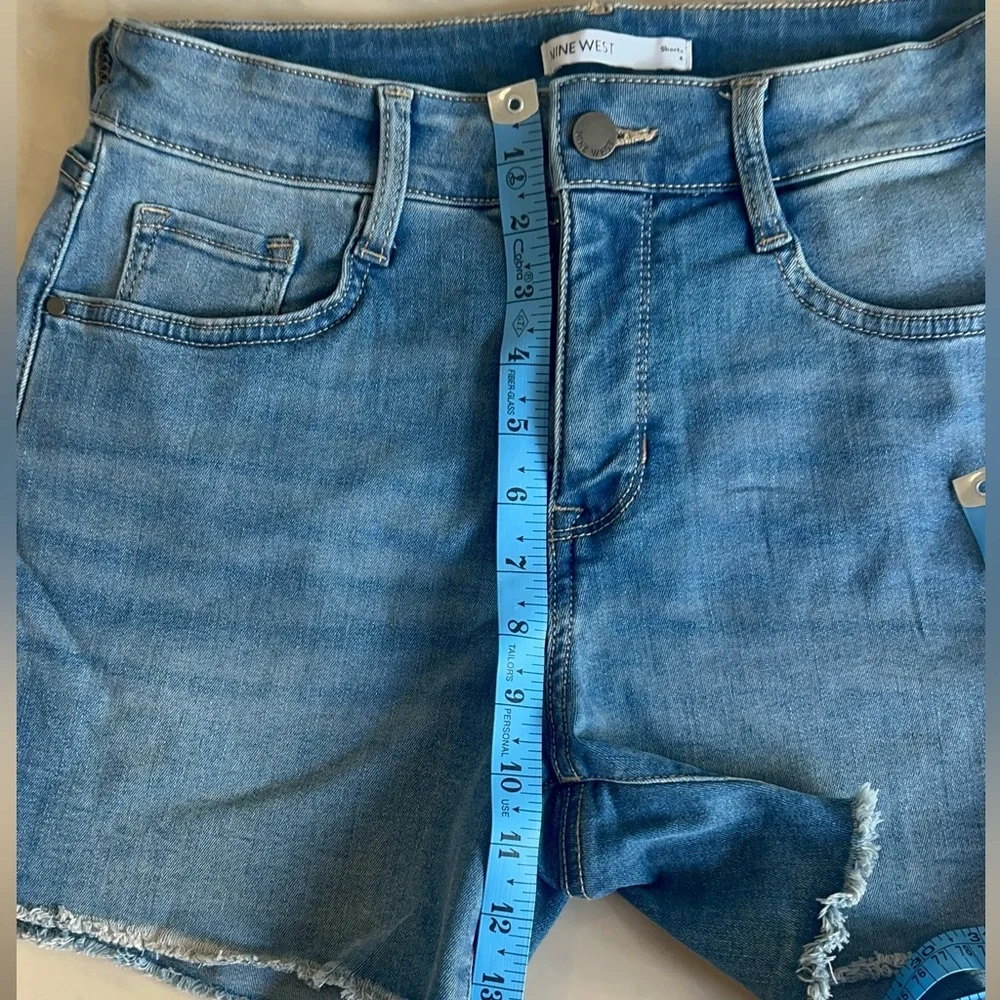 Nine West Women’s 4” Mid-rise Jean Shorts.